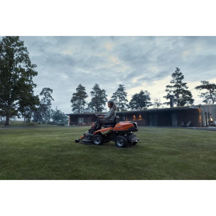 Husqvarna R216T AWD rider bez žacího ústrojí