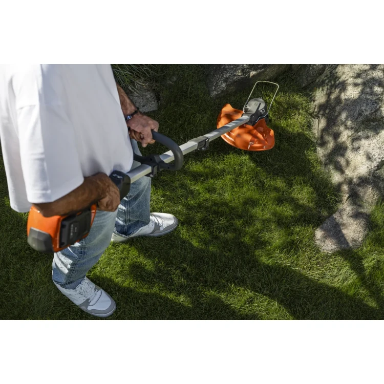 Husqvarna 215 iL akumulátorový vyžínač