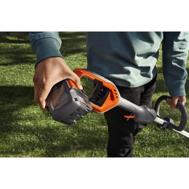 Husqvarna 215 iL akumulátorový vyžínač