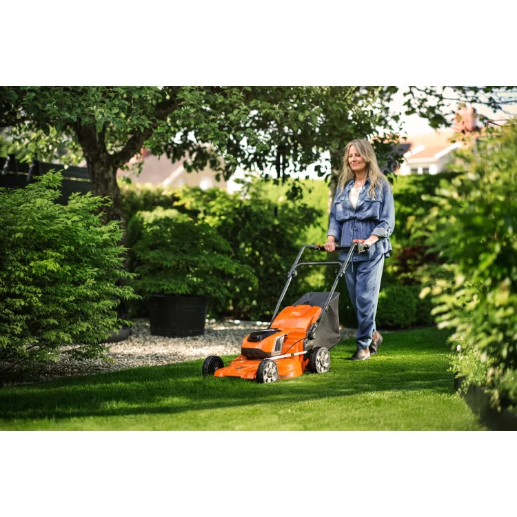 Husqvarna LC 142iS včetně 2ks baterie a nabíječky akumulátorová sekačka