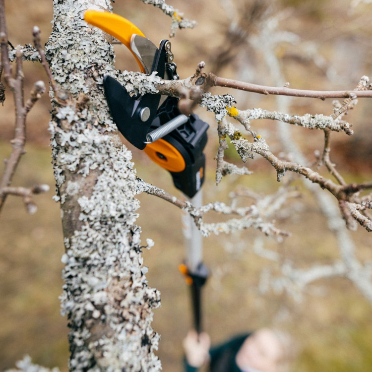 Fiskars UPX86 Univerzální zahradní nůžky teleskopické Power Gear