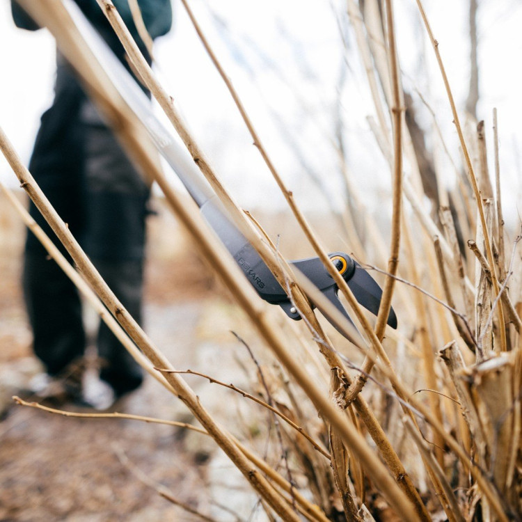 Fiskars Solid™ Reach nůžky na větve UP69 1073082