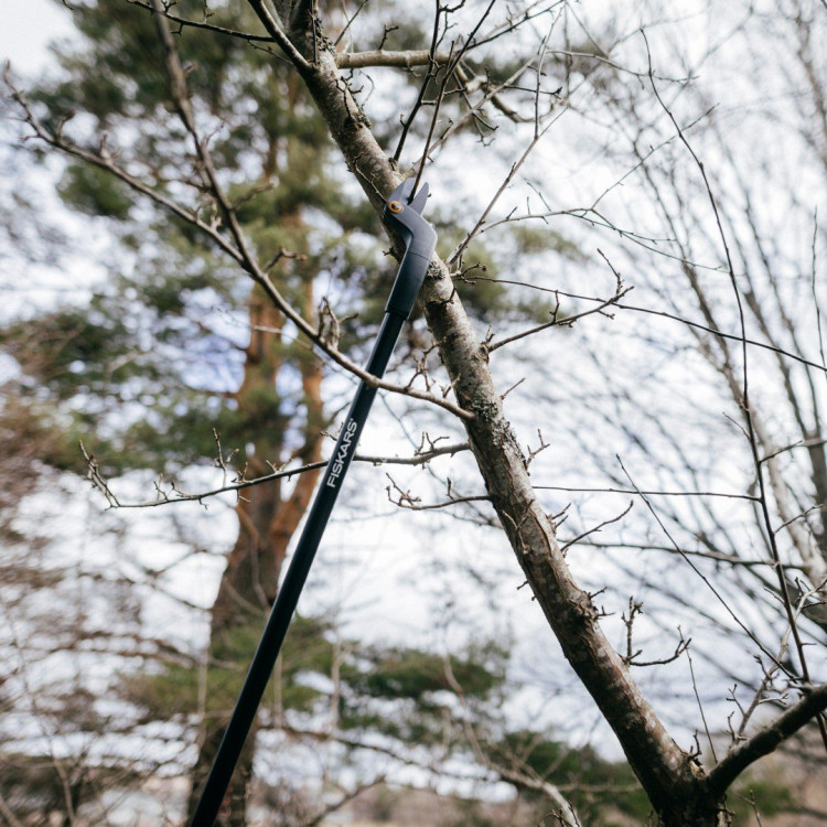 Fiskars Solid™ Reach nůžky na větve UP69 1073082