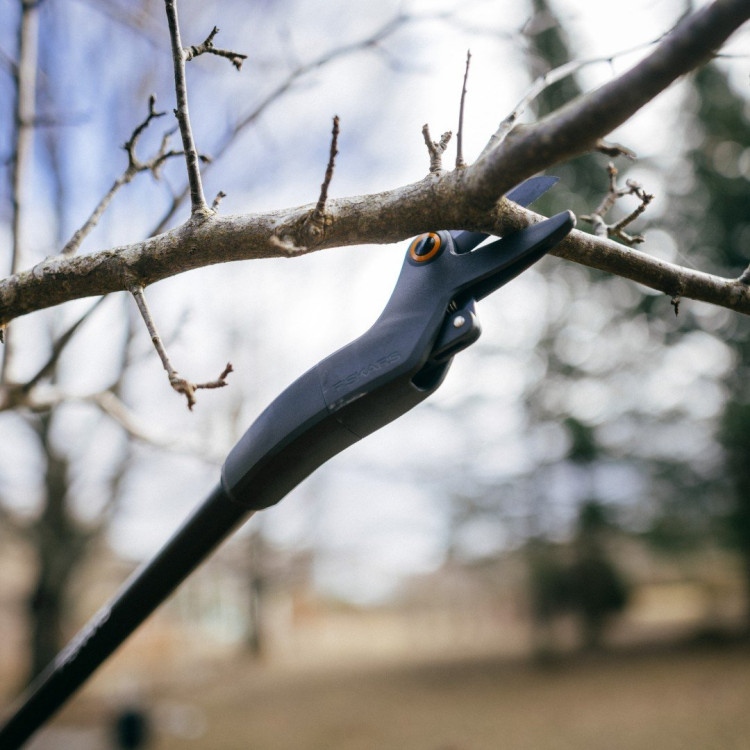 Fiskars Solid™ Reach nůžky na větve UP69 1073082