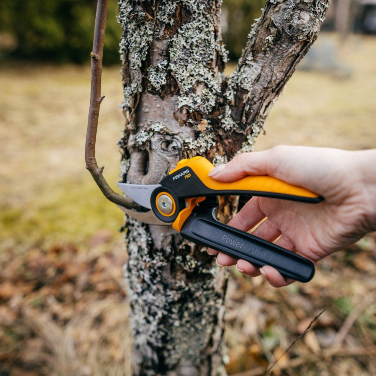 Fiskars P921 PowerGear™ X Nůžky zahradní dvoučepelové M 1057173