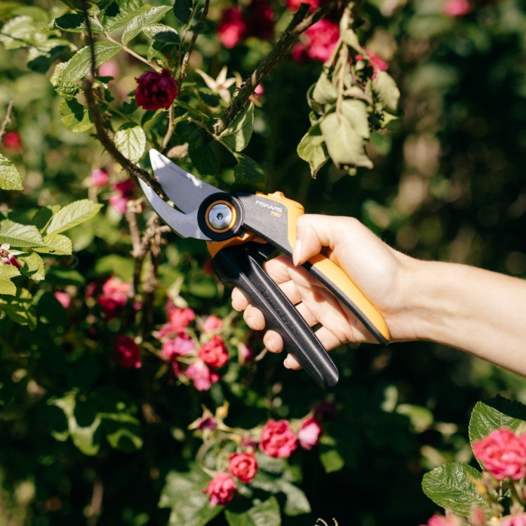 Fiskars P921 PowerGear™ X Nůžky zahradní dvoučepelové M 1057173