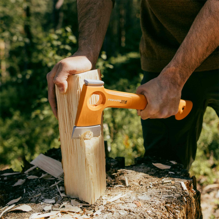 Fiskars ultralehká turistická sekera X-series™ X13 1069101