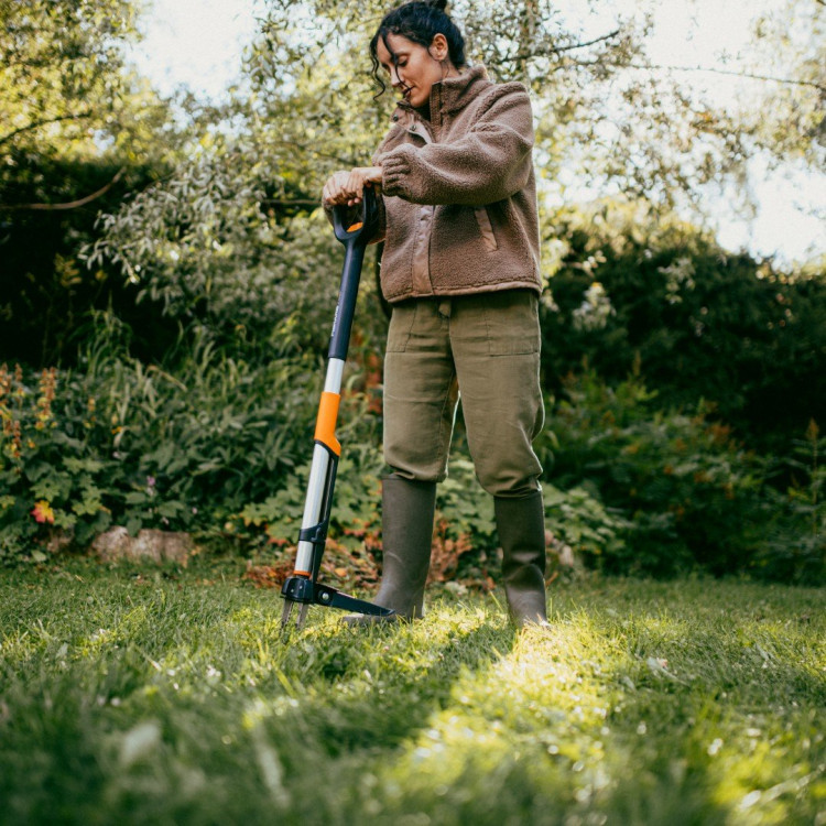 Fiskars X-series™ teleskopický vytrhávač plevele 1080510