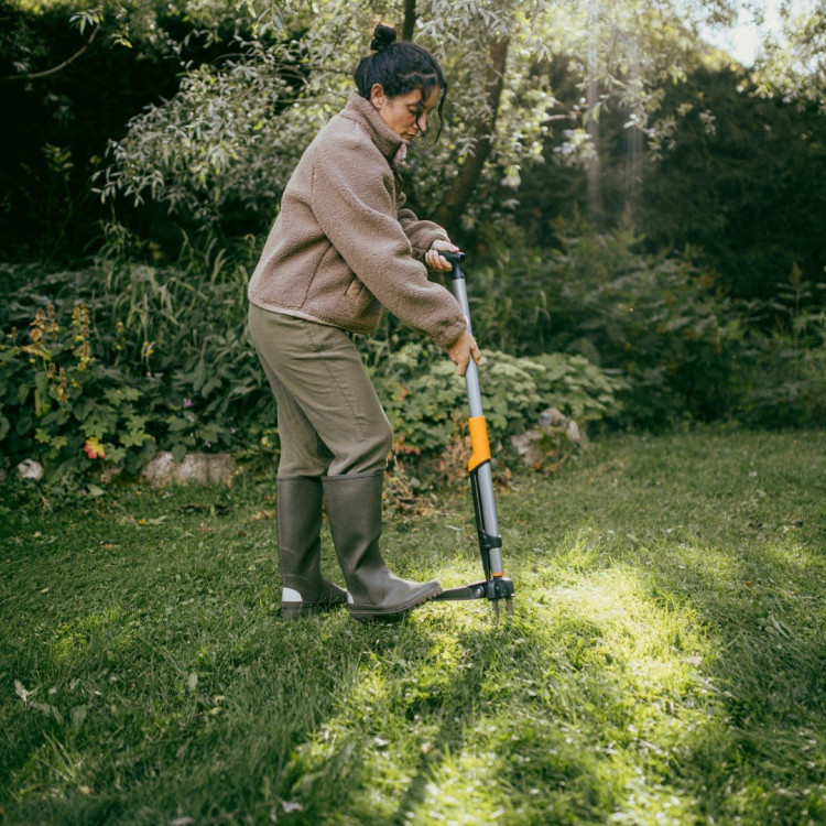Fiskars Ergonomic™ vytrhávač plevele 1080409