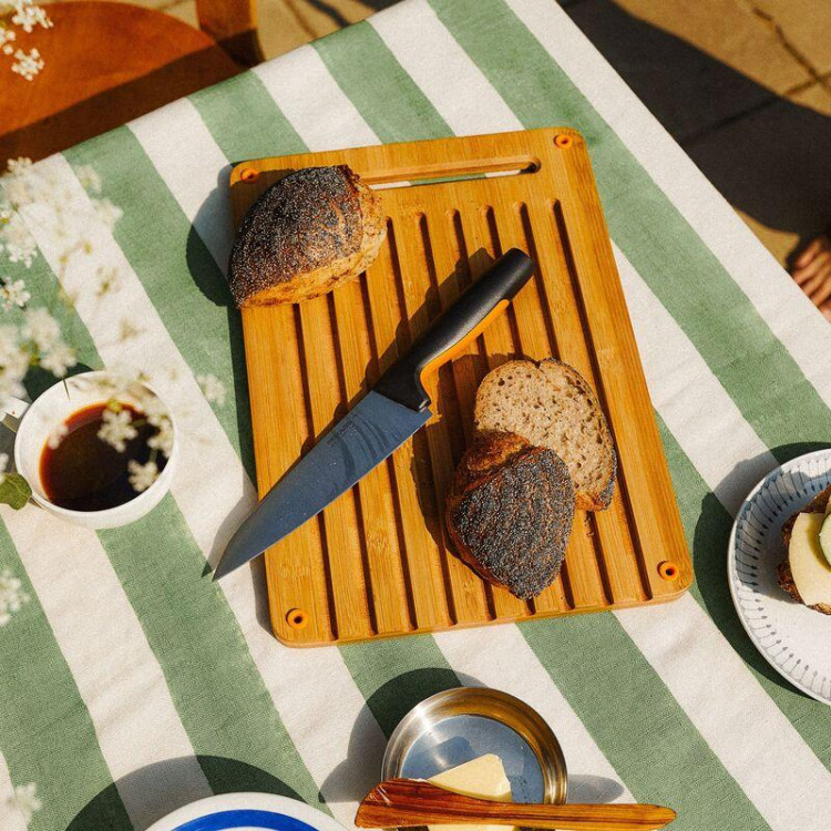 Fiskars Functional Form™ bambusové prkénko na krájení chleba 35 × 25 cm 1059230