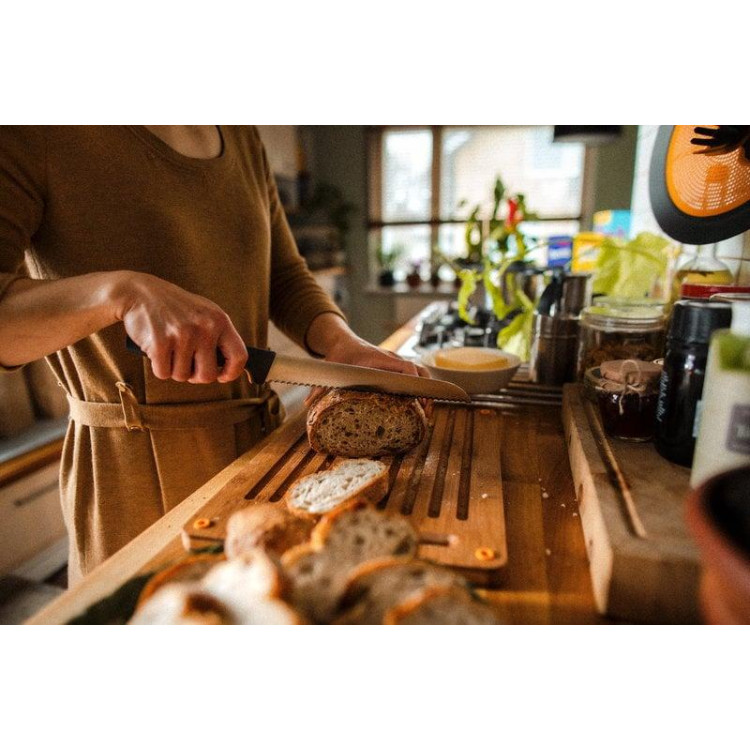 Fiskars Functional Form™ bambusové prkénko na krájení chleba 35 × 25 cm 1059230