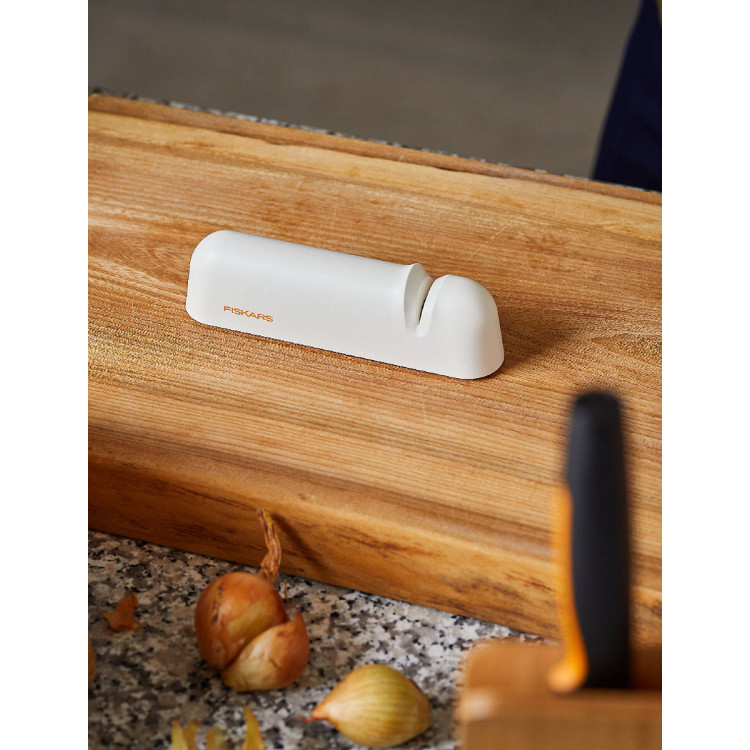 Fiskars Functional Form™ Roll-Sharp™ ostřič nožů bílý 1014214