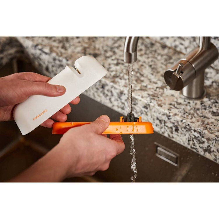 Fiskars Functional Form™ Roll-Sharp™ ostřič nožů bílý 1014214