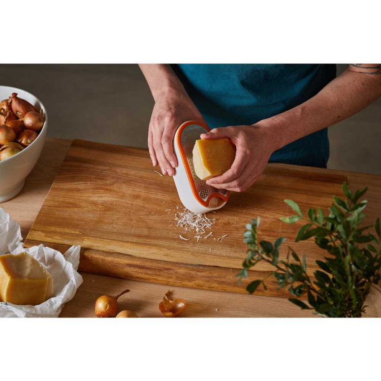 Fiskars Functional Form™ struhadlo s nádobou a víčkem 1019530