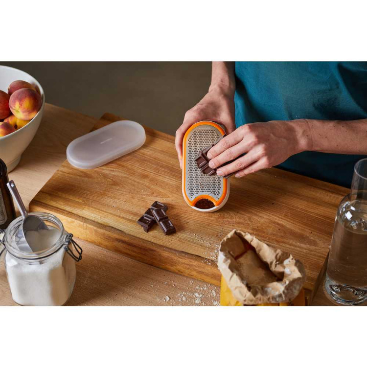 Fiskars Functional Form™ struhadlo s nádobou a víčkem 1019530
