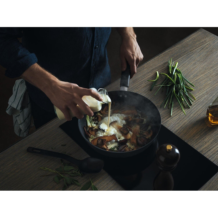 Fiskars Hard Face Wok pánev 28 cm / 4,5 l – 1052233