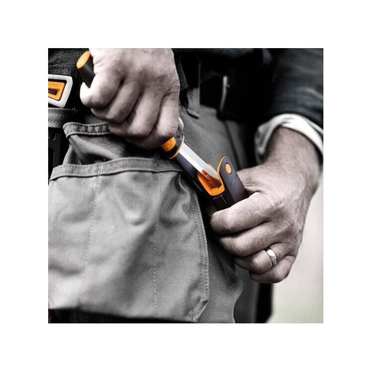 Fiskars univerzální nůž s pouzdrem a integrovaným brouskem 1023618
