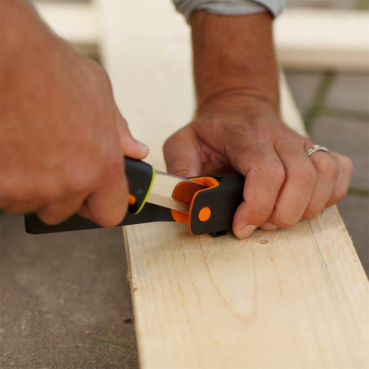 Fiskars nůž pro náročnou práci s pouzdrem, brouskem a pilníkem 1023619