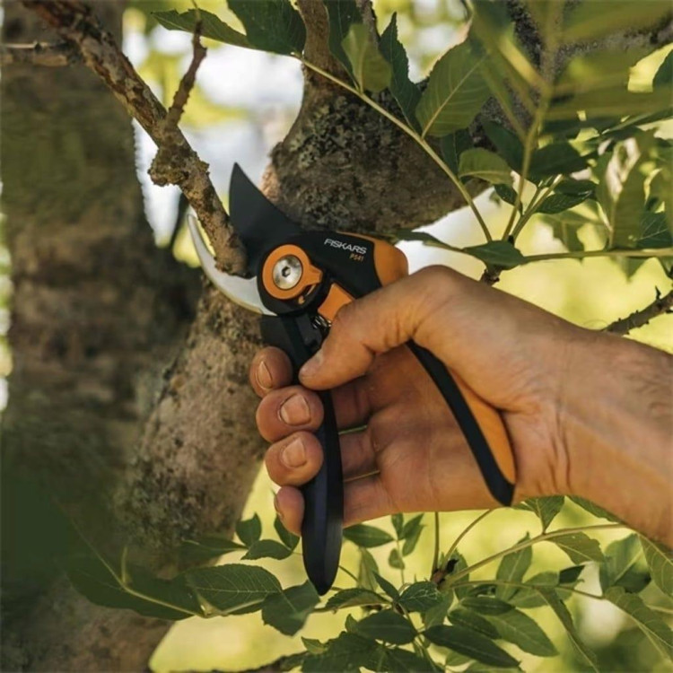 Fiskars Plus™ SmartFit™ P541 dvoučepelové zahradní nůžky do 24 mm 1057169