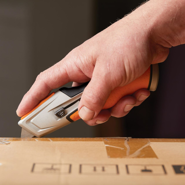 Fiskars Pro CarbonMax – univerzální nůž se zasouvací čepelí 1027223