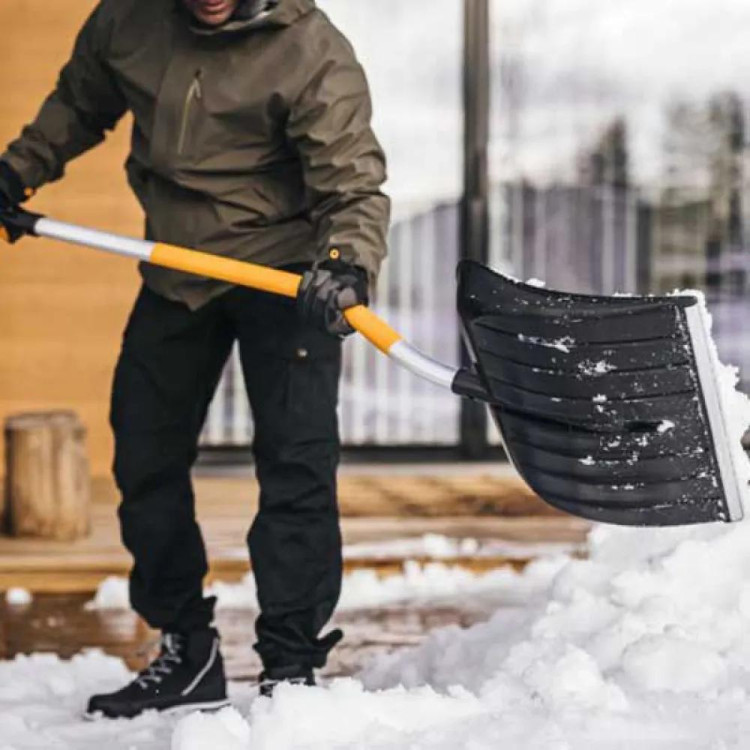 Fiskars X-series shrnovač sněhu s prohnutou násadou 53 cm – 1057186