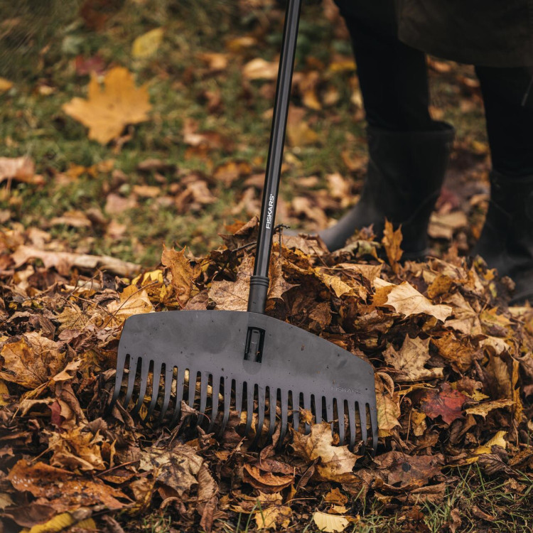 Fiskars Solid M hrábě na listí s násadou 1063090