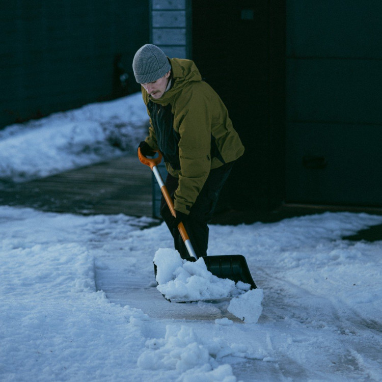 Fiskars Plus™ hrablo na sníh 53 cm – 1062828