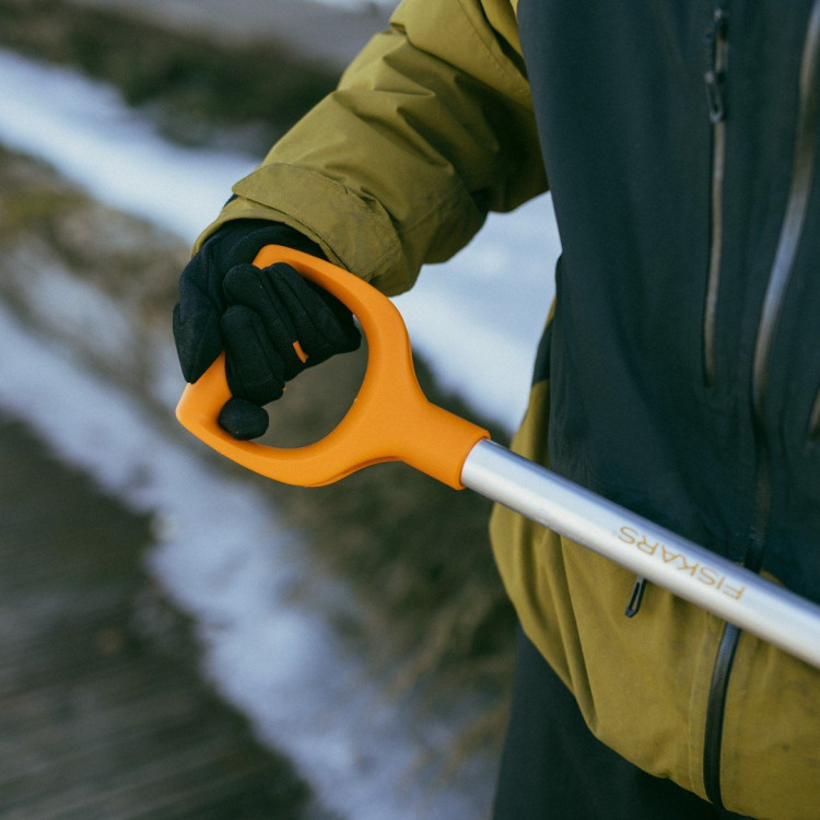 Fiskars Plus™ hrablo na sníh 53 cm – 1062828