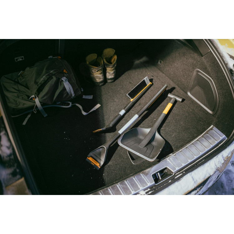 Fiskars Plus™ dlouhý smetáček se škrabkou – 1078494