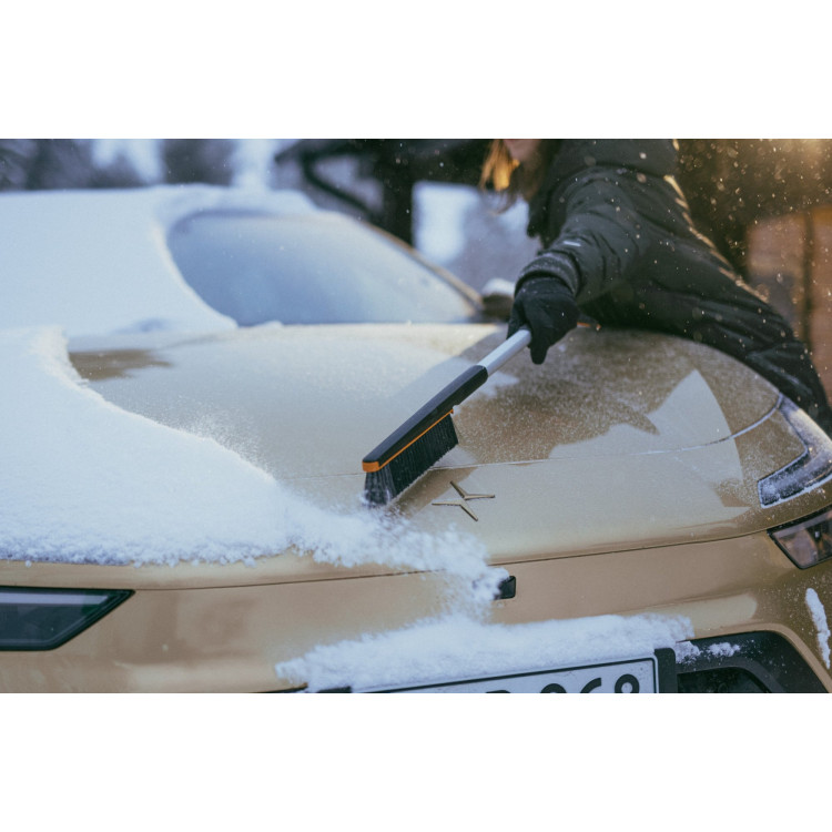 Fiskars Plus™ dlouhý smetáček se škrabkou – 1078494