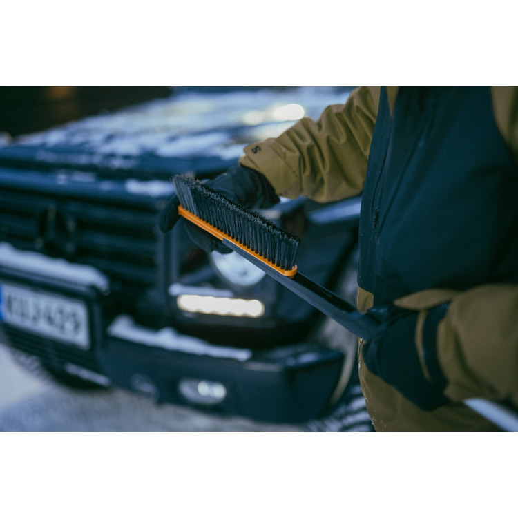 Fiskars Plus™ dlouhý smetáček se škrabkou – 1078494