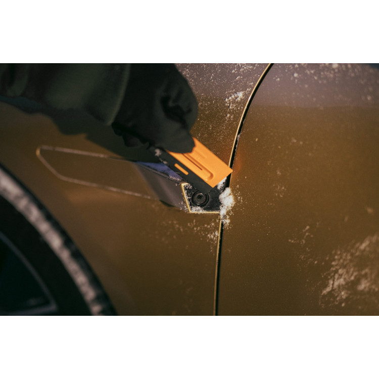 Fiskars Plus™ dlouhý smetáček se škrabkou – 1078494
