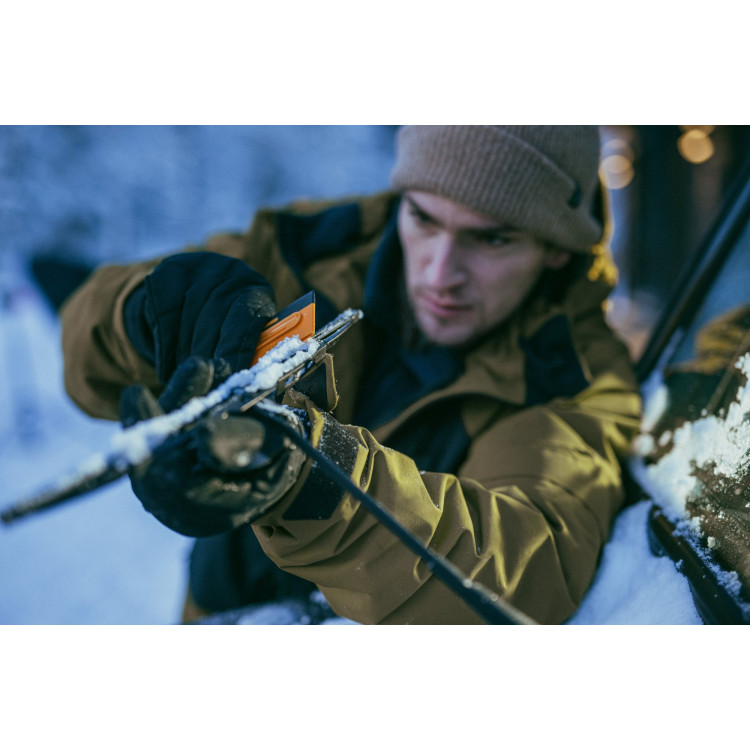Fiskars Plus™ dlouhý smetáček se škrabkou – 1078494